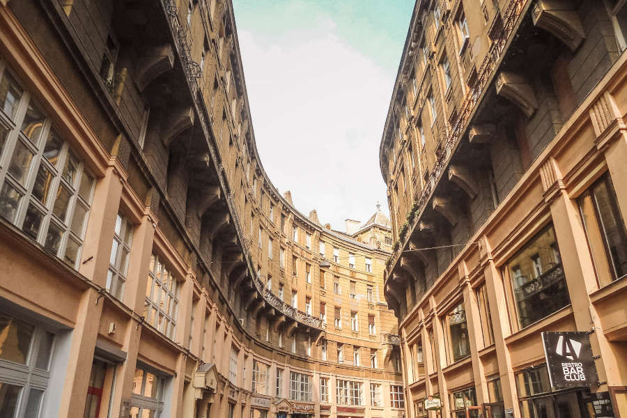 Eine Straße mit alten Gebäuden in Budapest