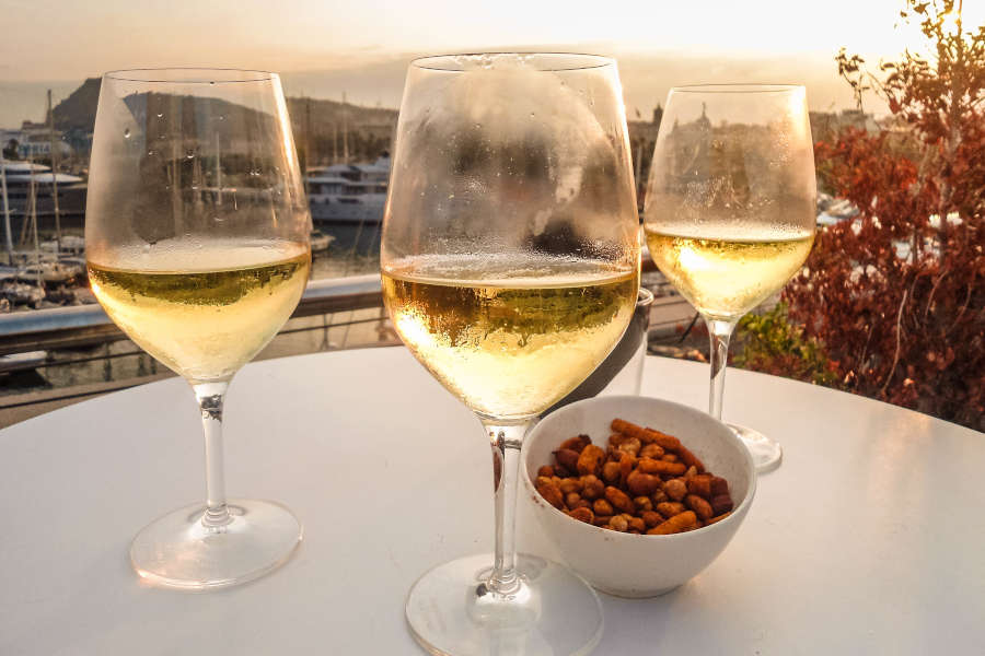 Wein trinkn auf einer Dachterrasse in Barcelona