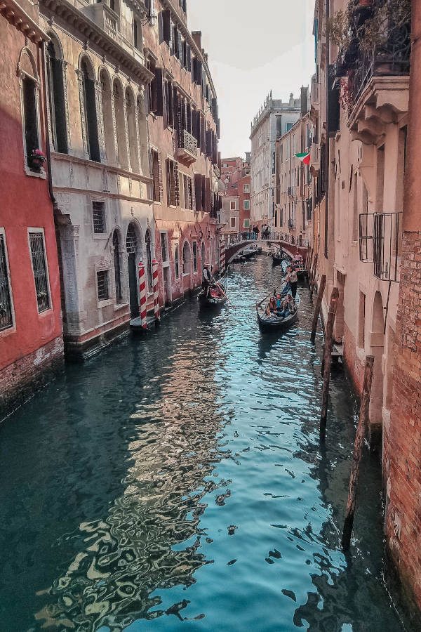 Eine malerische Wassergasse in Venedig