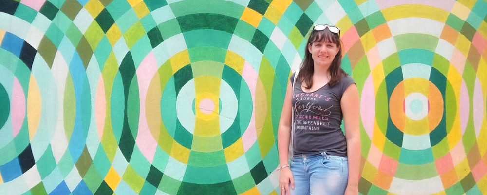 Ich vor einer Graffitiwand in Bogota, Kolumbien