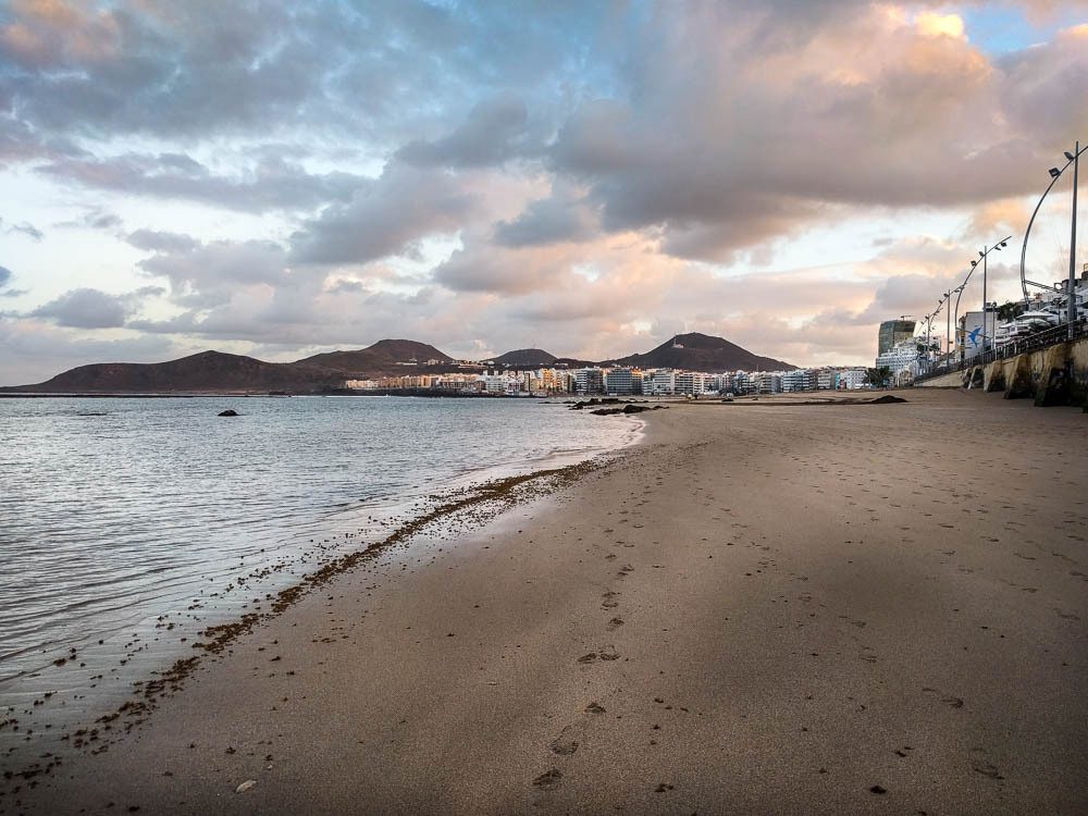 Der Strand "Playa de las Canteras" in Las Palmas, Gran Canaria