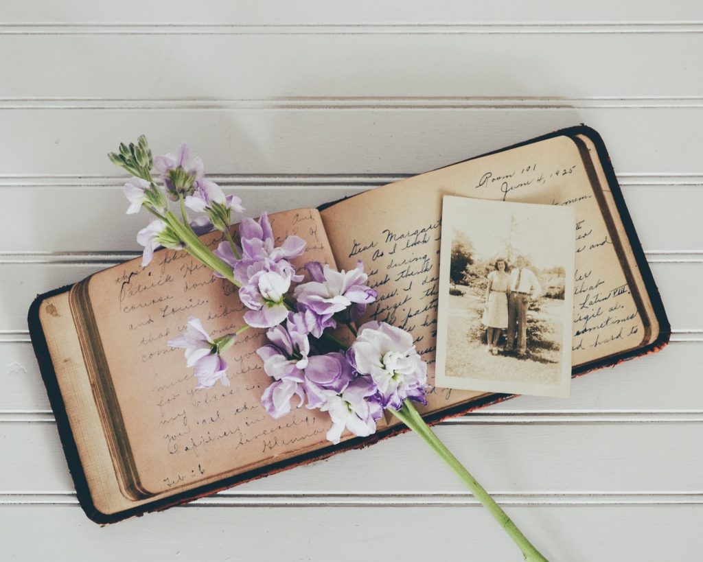Ein altes Tagebuch mit Sephia Bild und Blumen