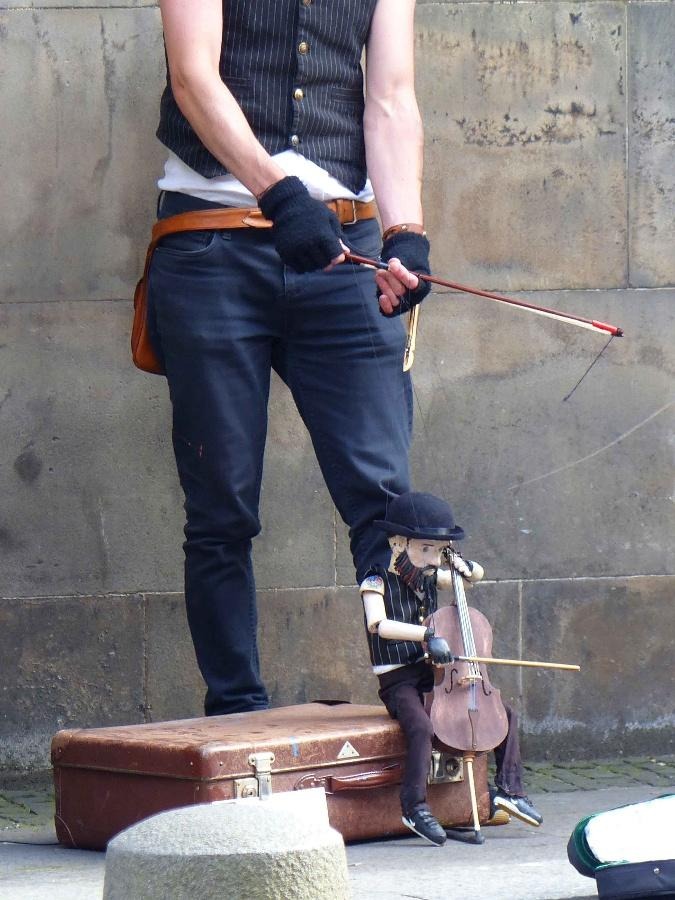 Ein Strassen musiker mit einer Pupe