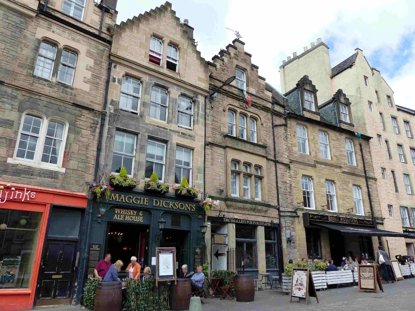 Edinburgh Foto von traditionellen Häusern mit Pubs darunter