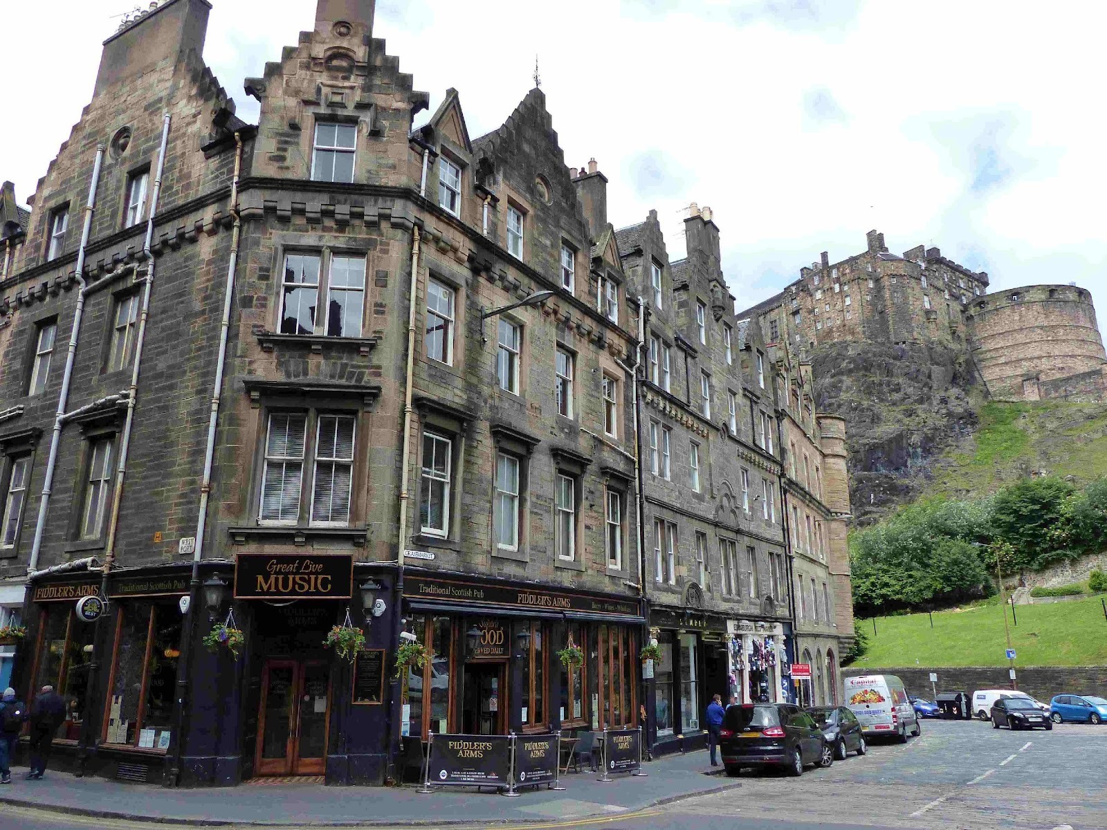 Ein Bild von einem alten Gebäude von Edingburgh mit dem Schloss dahinter