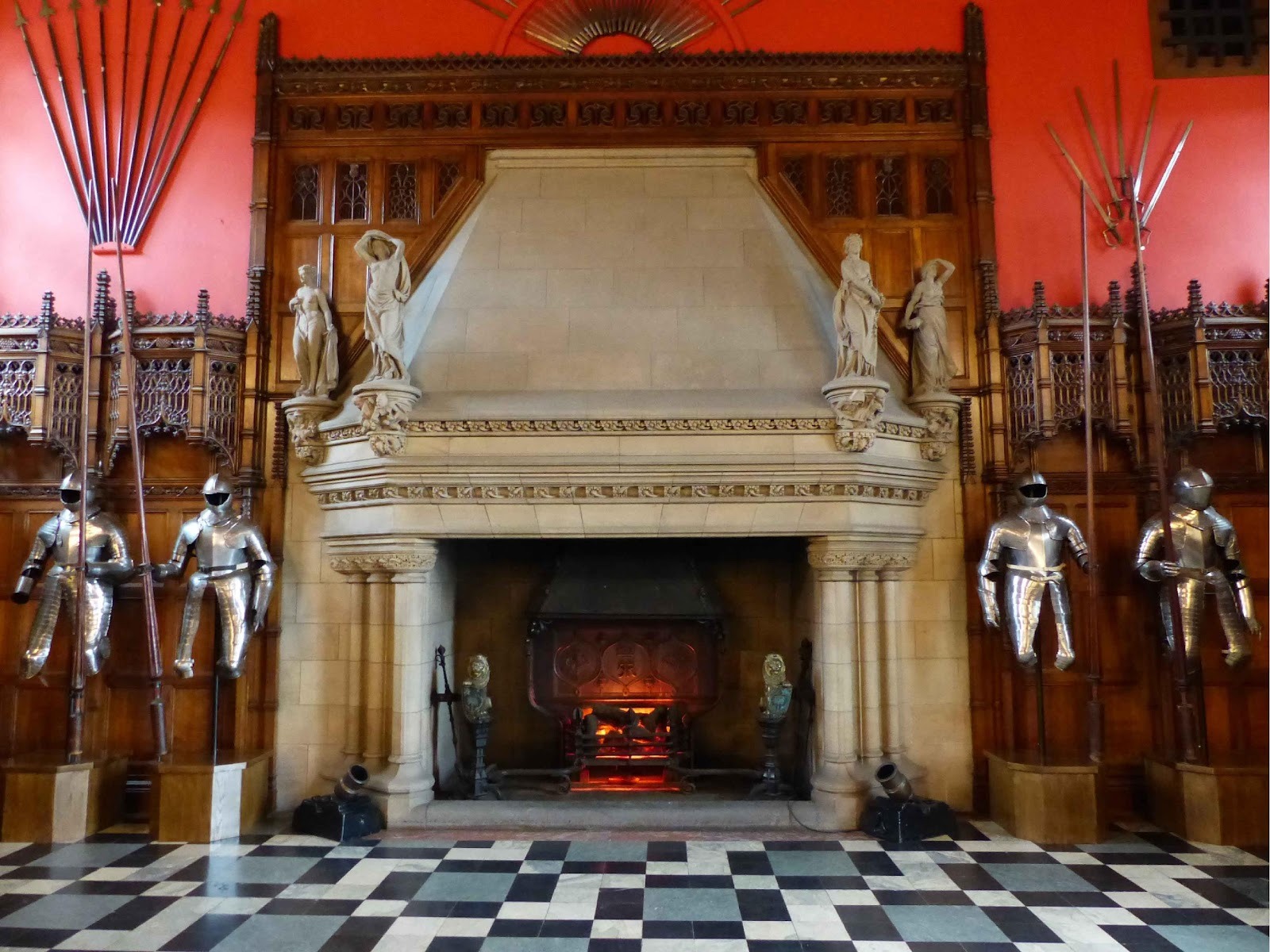 Ein Foto eines grossen Kamins in Edingburgh Castle mit Ritterrüstung links und rechts