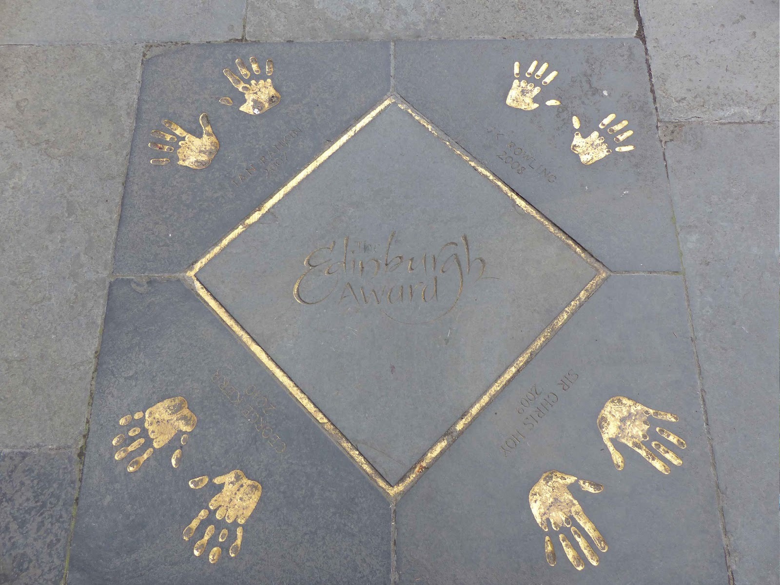 Ein Foto vom Boden in Edinburgh mit der Inschrift "Edinburgh Award"